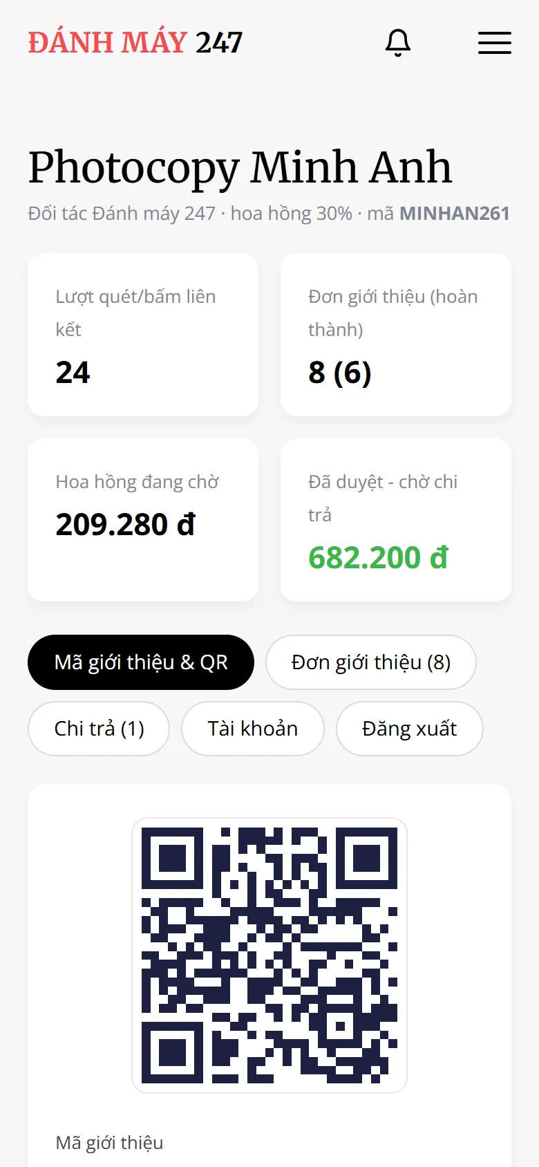 Trang đối tác Đánh máy 247 trên điện thoại hiển thị số liệu và mã QR